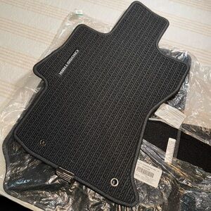NEW SUBARU CROSSTREK OEM FLOOR MATS SET PART J501SSL020 2018